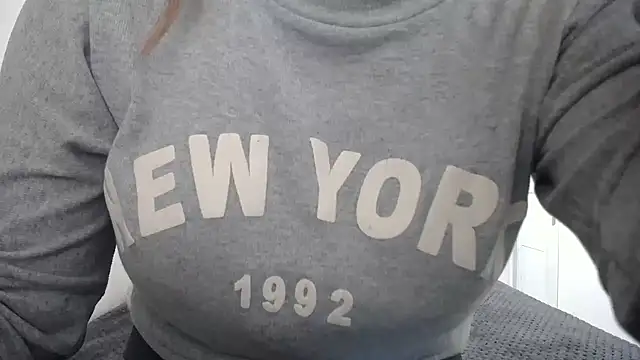 Luna girlhot  online show from 04-18-26, 05:37