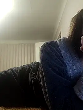 Snapshot of emeli_moon chatting on 02-17-25, 01:36 emeli moon online show from 02-17-25, 01:36