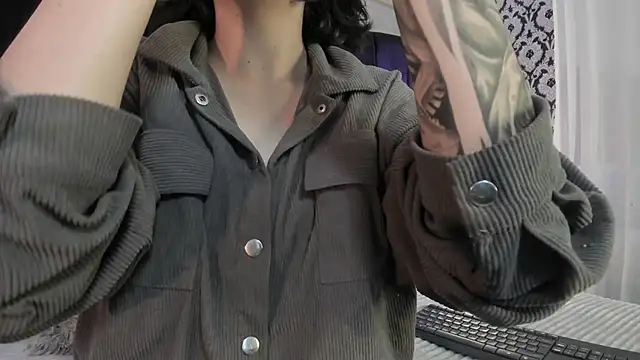 Adeelinee online show from 11-18-25, 07:39