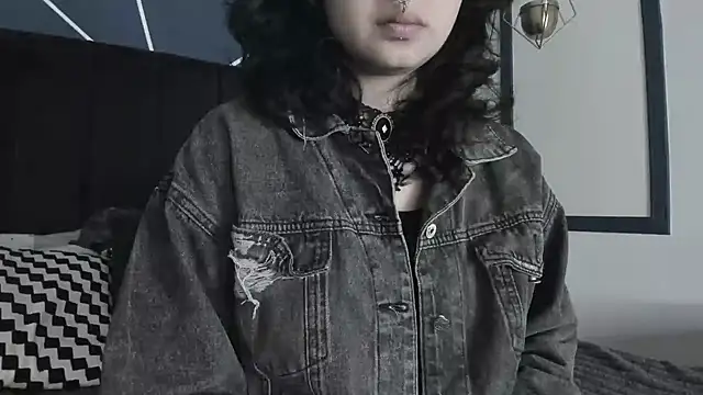 Snapshot of Adeelinee chatting on 02-11-25, 11:22 Adeelinee online show from 02-11-25, 11:22
