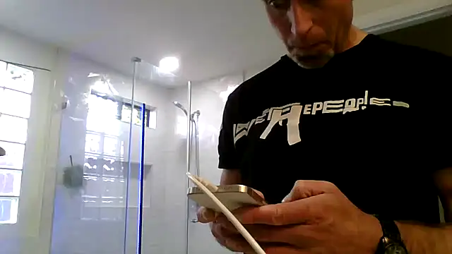 Snapshot of El_Gizmo chatting on 05-06-26, 01:20 El Gizmo online show from 05-06-26, 01:20