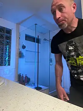 El Gizmo online show from 12-21-25, 04:03