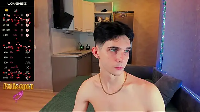 Snapshot of Aaron_Boom chatting on 10-31-25, 12:40 Aaron Boom online show from 10-31-25, 12:40