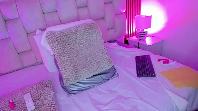 SophiaWylde online show from 10-28-25, 05:18