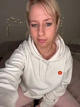 MariaValentine online show from 12-17-25, 04:01