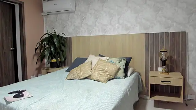 rebeca cortez  online show from 04-10-26, 07:43