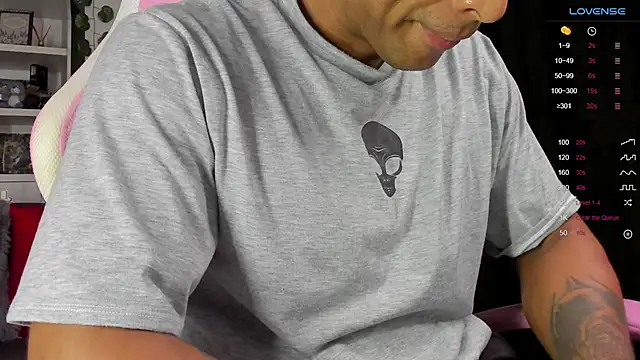 Snapshot of Couple_muscle1 chatting on 01-13-25, 11:17 Couple muscle1 online show from 01-13-25, 11:17