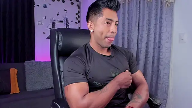 Snapshot of Couple_muscle1 chatting on 03-17-25, 02:01 Couple muscle1 online show from 03-17-25, 02:01