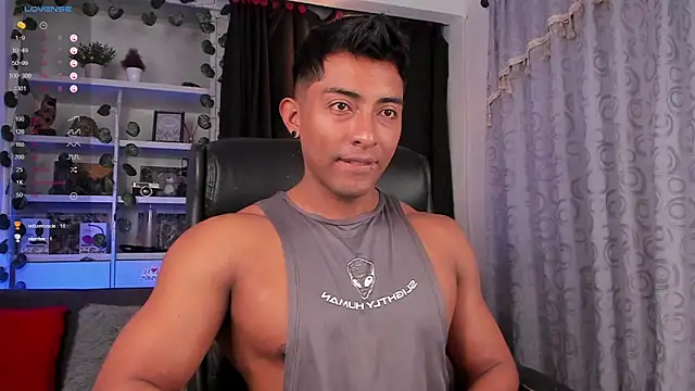Snapshot of Couple_muscle1 chatting on 02-17-25, 01:55 Couple muscle1 online show from 02-17-25, 01:55