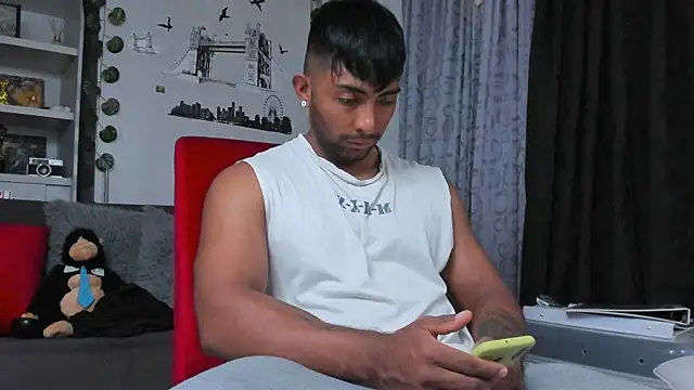Snapshot of Couple_muscle1 chatting on 10-06-25, 07:03 Couple muscle1 online show from 10-06-25, 07:03
