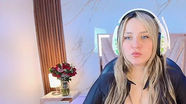 Snapshot of Annie_mone chatting on 02-20-26, 10:12 Annie mone online show from 02-20-26, 10:12