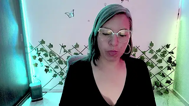 Lady breaks hearts online show from 02-16-26, 01:10