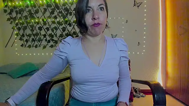 Snapshot of Lady_breaks_hearts chatting on 09-25-25, 10:32 Lady breaks hearts online show from 09-25-25, 10:32