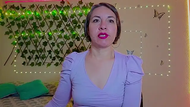 Snapshot of Lady_breaks_hearts chatting on 10-23-25, 10:36 Lady breaks hearts online show from 10-23-25, 10:36