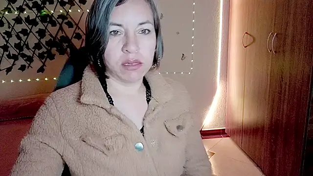 Lady breaks hearts online show from 11-19-25, 09:42