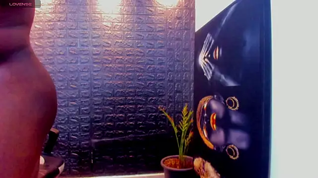 Snapshot of tommike chatting on 05-15-26, 02:04 tommike online show from 05-15-26, 02:04