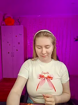 Snapshot of D0nna_ chatting on 04-22-26, 07:53 D0nna online show from 04-22-26, 07:53
