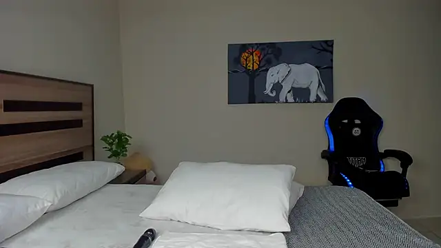 Renee-18 online show from 11-19-25, 05:40