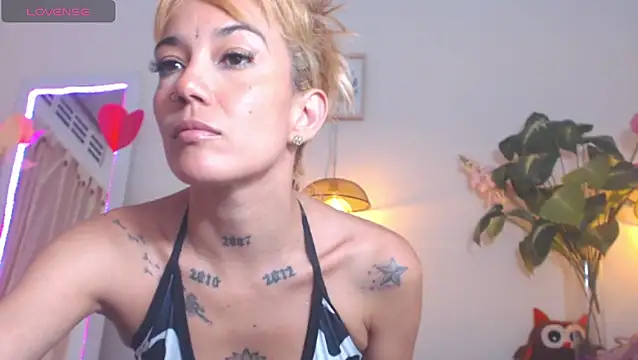 Snapshot of Veronicaa_2 chatting on 06-13-26, 10:40 Veronicaa 2 online show from 06-13-26, 10:40