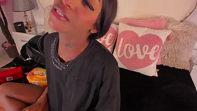 CahitlinBell online show from 11-19-25, 05:29