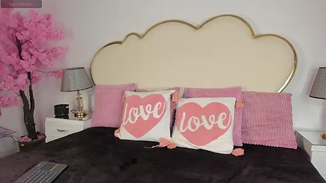 CahitlinBell online show from 11-25-25, 05:41