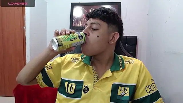 Snapshot of Wiiliam_20 chatting on 02-28-25, 01:36 Wiiliam 20 online show from 02-28-25, 01:36