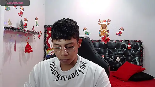 Snapshot of Wiiliam_20 chatting on 12-17-24, 04:21 Wiiliam 20 online show from 12-17-24, 04:21