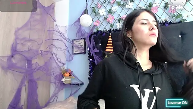 Snapshot of evatits_1 chatting on 10-21-25, 12:04 evatits 1 online show from 10-21-25, 12:04