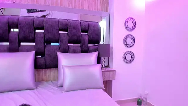 Charlotte Myers online show from 12-17-25, 07:52