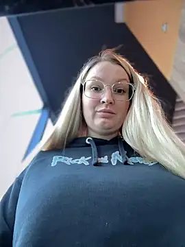 Snapshot of Teya_moon_ chatting on 01-30-25, 11:22 Teya moon online show from 01-30-25, 11:22