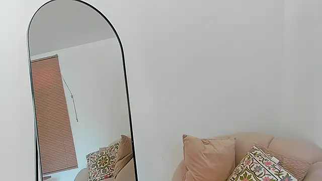 Snapshot of SofiMeza chatting on 09-11-25, 02:06 SofiMeza online show from 09-11-25, 02:06