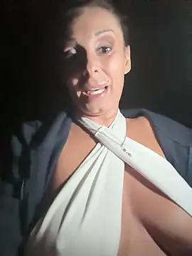 Snapshot of therealbeverlycious chatting on 02-13-26, 10:10 therealbeverlycious online show from 02-13-26, 10:10