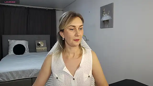 Vanessa Nowak online show from 11-25-25, 04:18