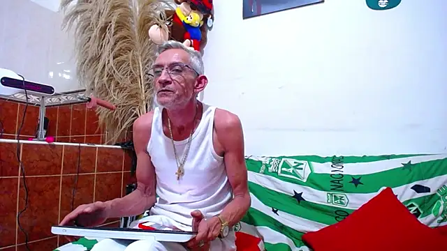 Snapshot of Leon_hot_X chatting on 03-13-25, 02:55 Leon hot X online show from 03-13-25, 02:55