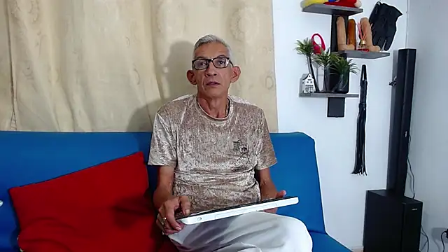 Snapshot of Leon_hot_X chatting on 10-12-25, 01:18 Leon hot X online show from 10-12-25, 01:18
