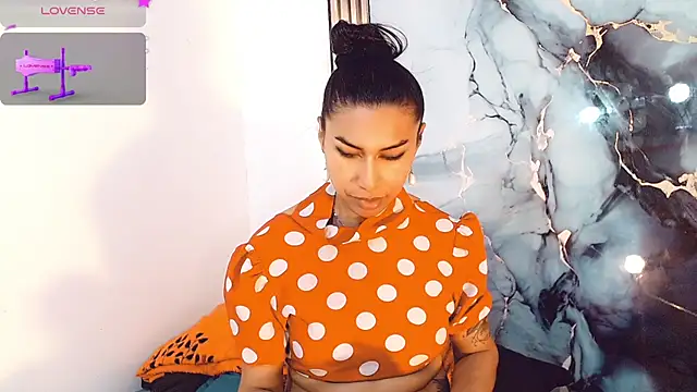 khiara moretti online show from 11-25-25, 11:43