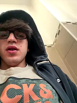 Snapshot of LucaDonna998 chatting on 10-19-25, 02:20 LucaDonna998 online show from 10-19-25, 02:20