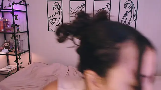 Megan Rodrigo online show from 10-20-25, 07:03