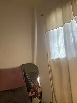 Roxanne 08 online show from 11-26-25, 08:53