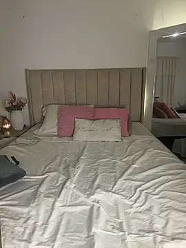 Roxanne 08 online show from 12-18-25, 12:05