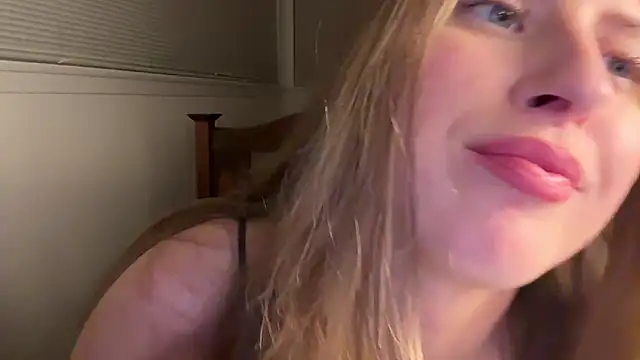 Snapshot of YUMIandbigWOLF chatting on 04-21-26, 03:57 YUMIandbigWOLF online show from 04-21-26, 03:57