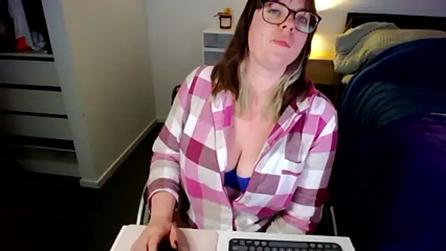 Snapshot of XxxAprilxxX chatting on 06-08-26, 11:55 XxxAprilxxX online show from 06-08-26, 11:55