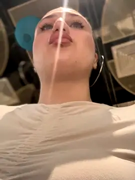 Snapshot of JessiMur chatting on 09-25-25, 04:07 JessiMur online show from 09-25-25, 04:07