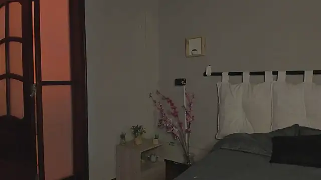 nayah   online show from 02-25-25, 08:53