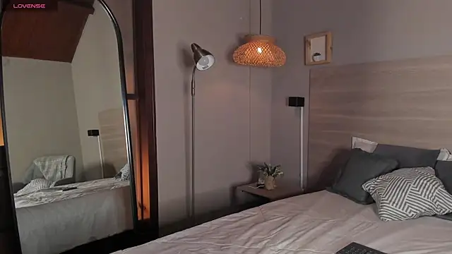 nayah   online show from 04-13-26, 08:02