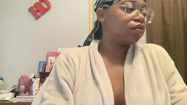 Snapshot of MommyConfident chatting on 10-08-25, 01:45 MommyConfident online show from 10-08-25, 01:45
