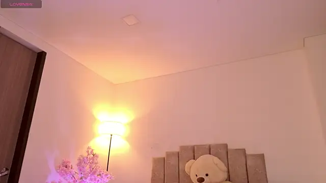 Snapshot of KaylaCollinsX chatting on 04-12-26, 10:35 KaylaCollinsX online show from 04-12-26, 10:35
