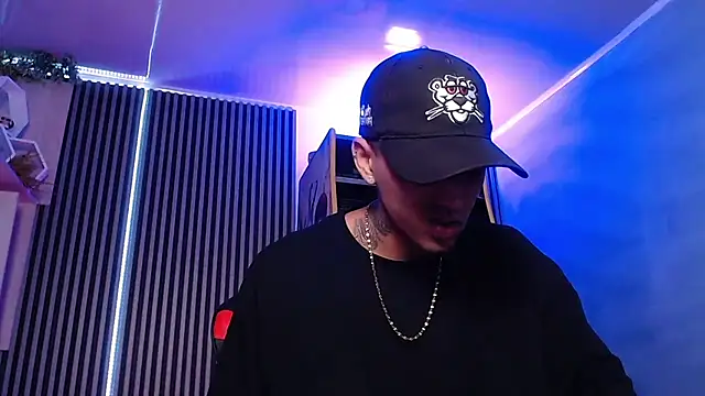 Snapshot of Liam_lee chatting on 03-17-25, 01:29 Liam lee online show from 03-17-25, 01:29