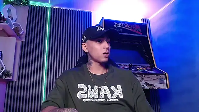 Snapshot of Liam_lee chatting on 03-20-25, 01:37 Liam lee online show from 03-20-25, 01:37