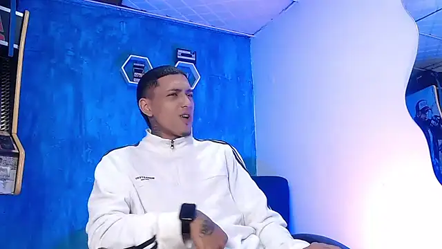 Snapshot of Liam_lee chatting on 02-14-25, 12:57 Liam lee online show from 02-14-25, 12:57